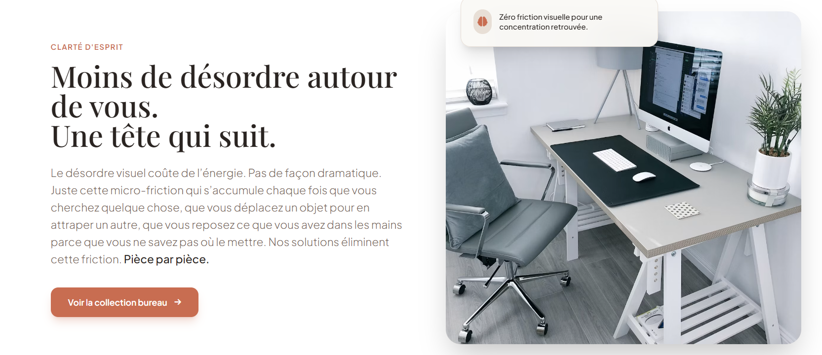 Bureau organisé avec un ordinateur, un tapis de bureau et une plante